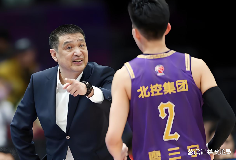 包含闵鹿蕾因个人原因辞职聘请张庆鹏担任主教练的词条
