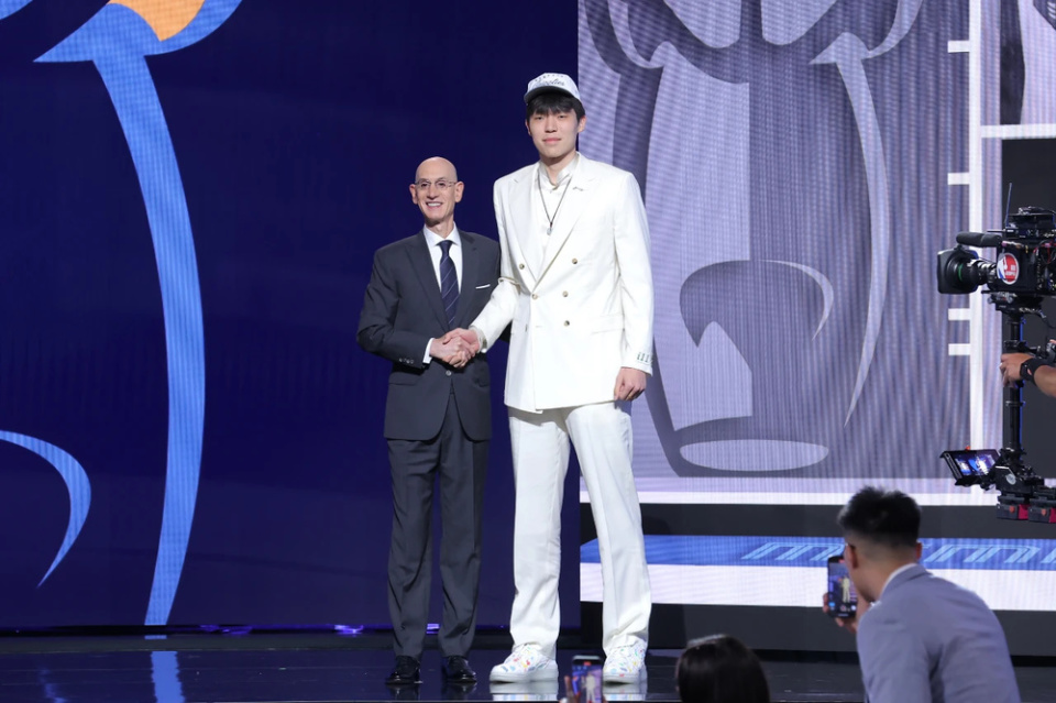 杨瀚森父母启程前往美国陪儿子参加NBA选秀大会(杨瀚森夏联落选原因)