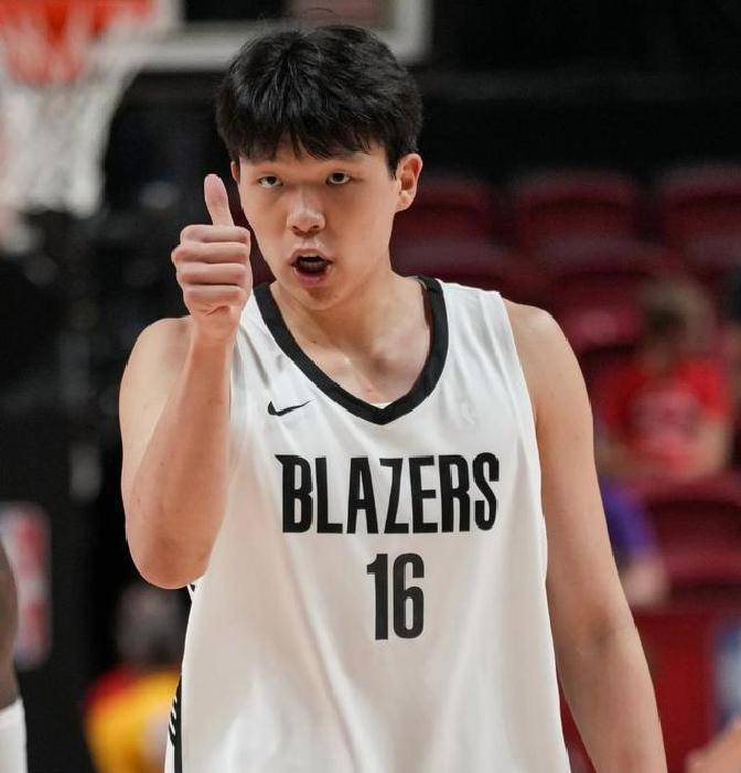 杨瀚森15分三分6中3均创新高！开拓者险胜鹈鹕(开拓者对战鹈鹕)